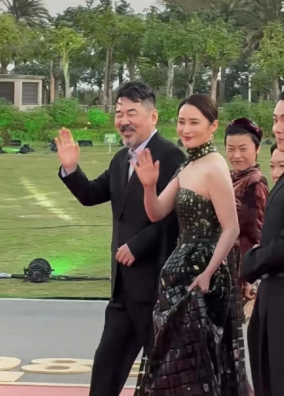 陈建斌蒋勤勤夫妇合体走红毯，犹如两代人！陈建斌暖心搀扶蒋勤勤，夫妻恩爱如初！
镜