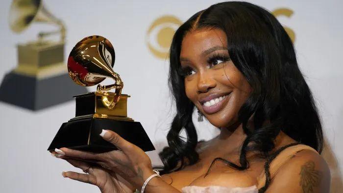 99年混血华裔女星提名格莱美，真正的流行女帝！
林冰 Laufey 是一位混血华