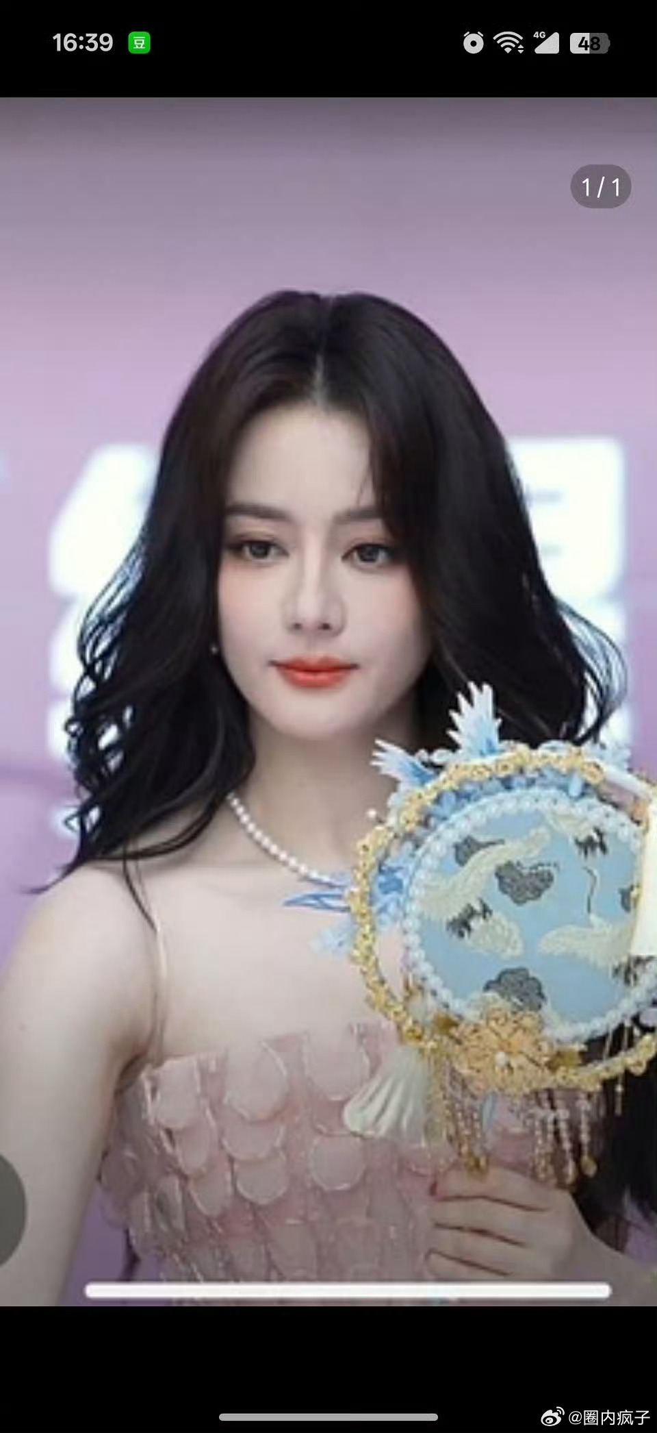 迪丽热巴今日活动生图，发型和妆容都很奇怪…… 