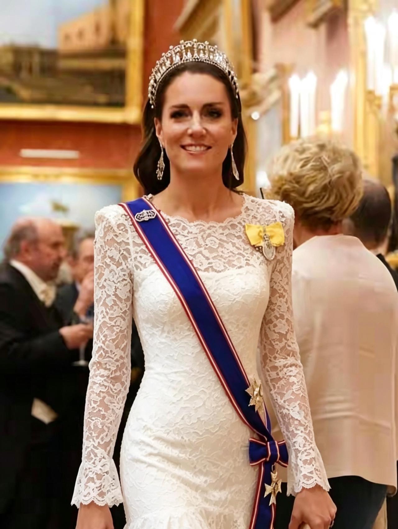 我我哦Al给凯特王妃搭配了几件晚礼服，从凯特嫁进王室到现在她的晚礼服都比较保守，