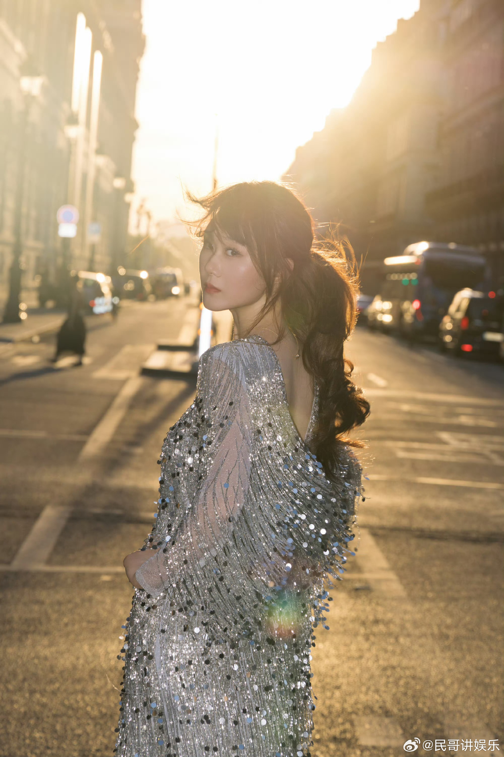 刘嘉予郝熠然同框刘嘉予银白流苏长裙品牌晚宴现场二人惊喜同框，刘嘉予长裙的流苏随动