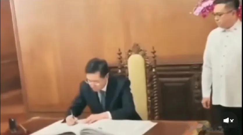 花边趣谈！近日，秦外长到访菲律宾，在与菲总统会面前，先是在后者的引导下来到留言簿