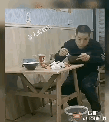 桌子都看不下去了，让他来个狗啃屎，他扔在地上的垃圾整他一身，真是自作自受。
一个