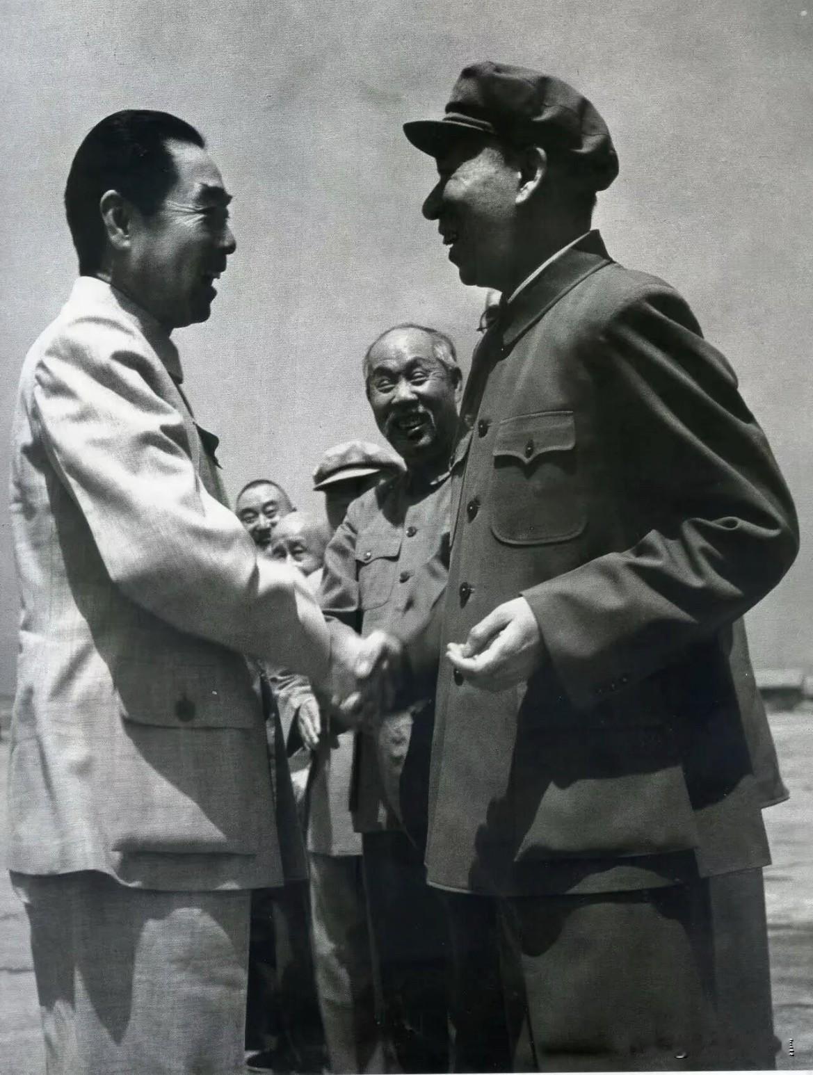 1955年5月，刘少奇、董必武迎接参加亚非会议后归来的周恩来。在万隆会议上，面对