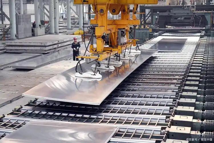 一段两百多米的航母特种钢，曾被西方开出13.2亿天价，美俄联手技术封锁，让我国航