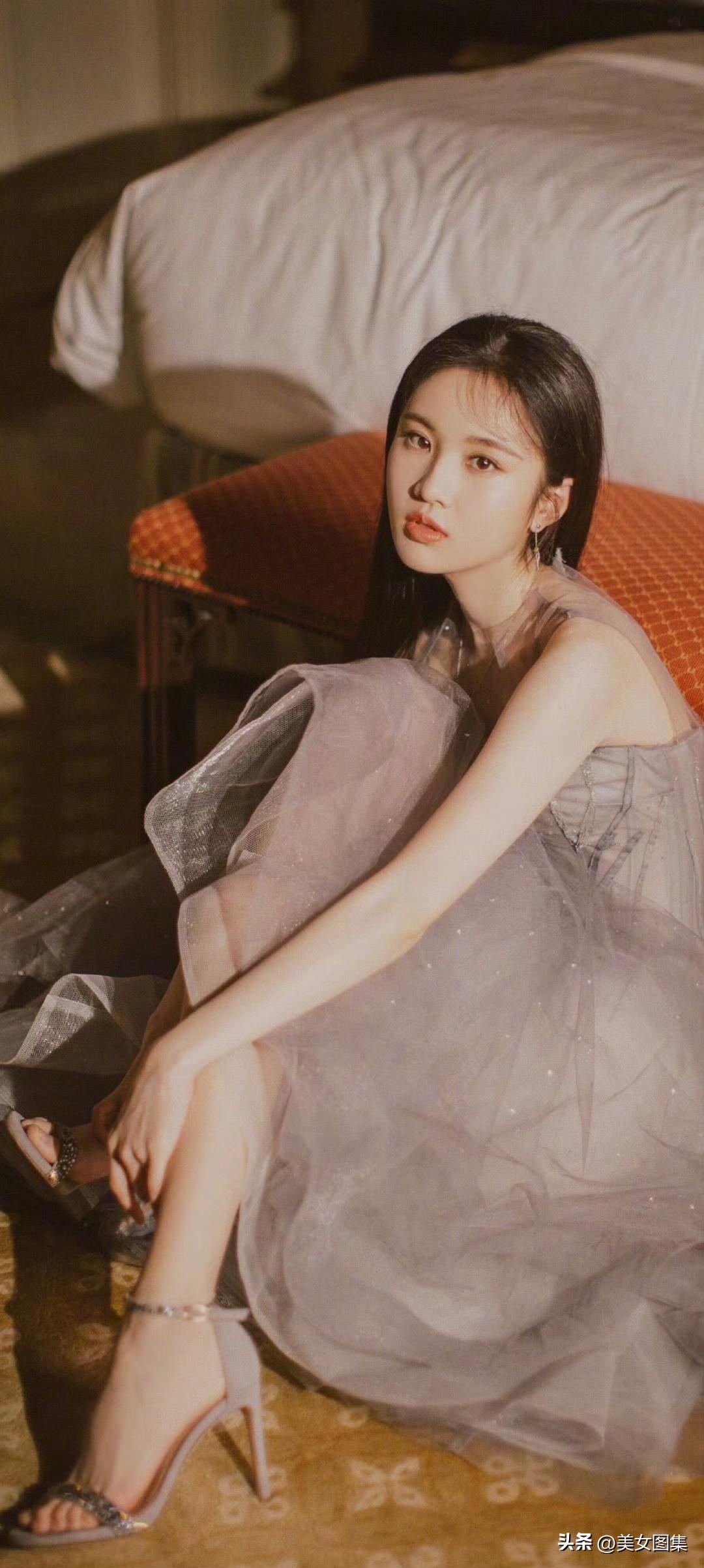 张慧雯穿搭壁纸：一组高跟美腿妆造谁被张慧雯这组穿搭造型狠狠拿捏了！高清壁纸级别的