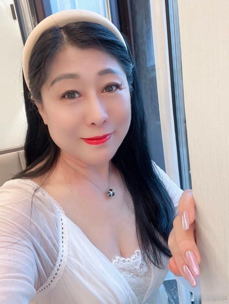 眼神流水的饱满阿姨 ​​​