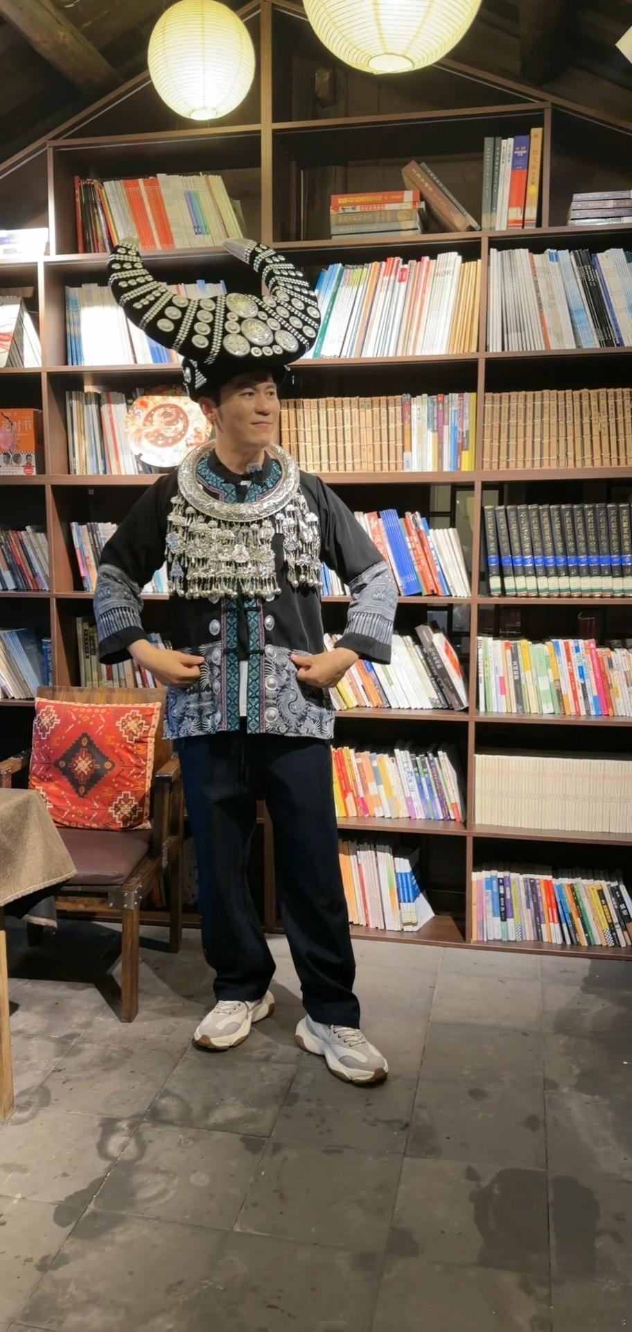 李晨龙舟季cos苗族大黑牛李晨聊跑男龙舟赛经历李晨亮相凤凰古城龙舟季，牛角银冠搭