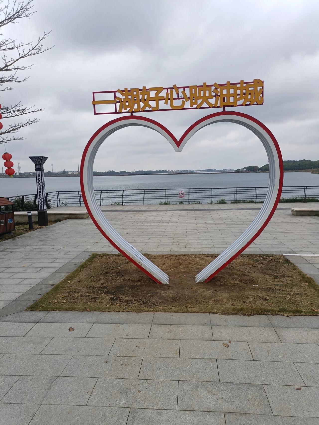 惊呆了！在茂名一个页岩油露天矿，长年累月被挖成了大地的伤疤，竟被改造成一个花团簇