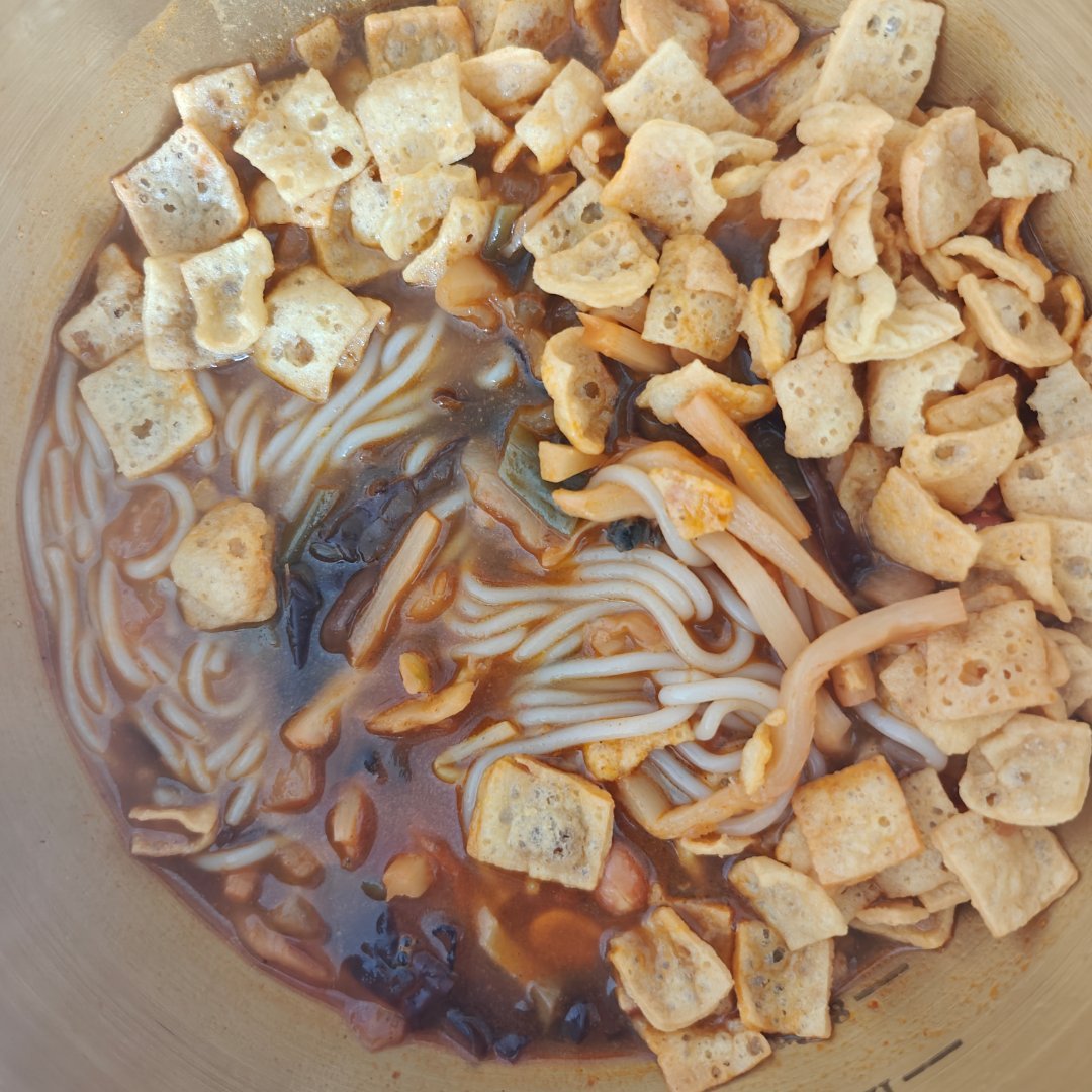 下班茴来煮了个螺蛳粉吃吃吃完要去睡觉了大眼我晚点来 