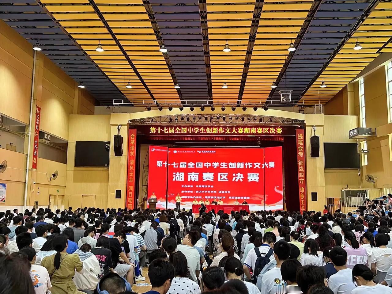 今天6点起床，15叫崽崽起床，洗漱完毕，25出发去学校，比以往40出发提前了15
