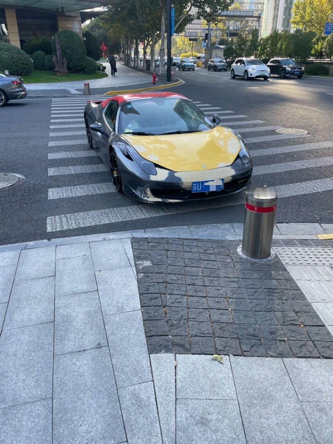 车里没人，就这么直接停在斑马线上，这么豪横吗？ 