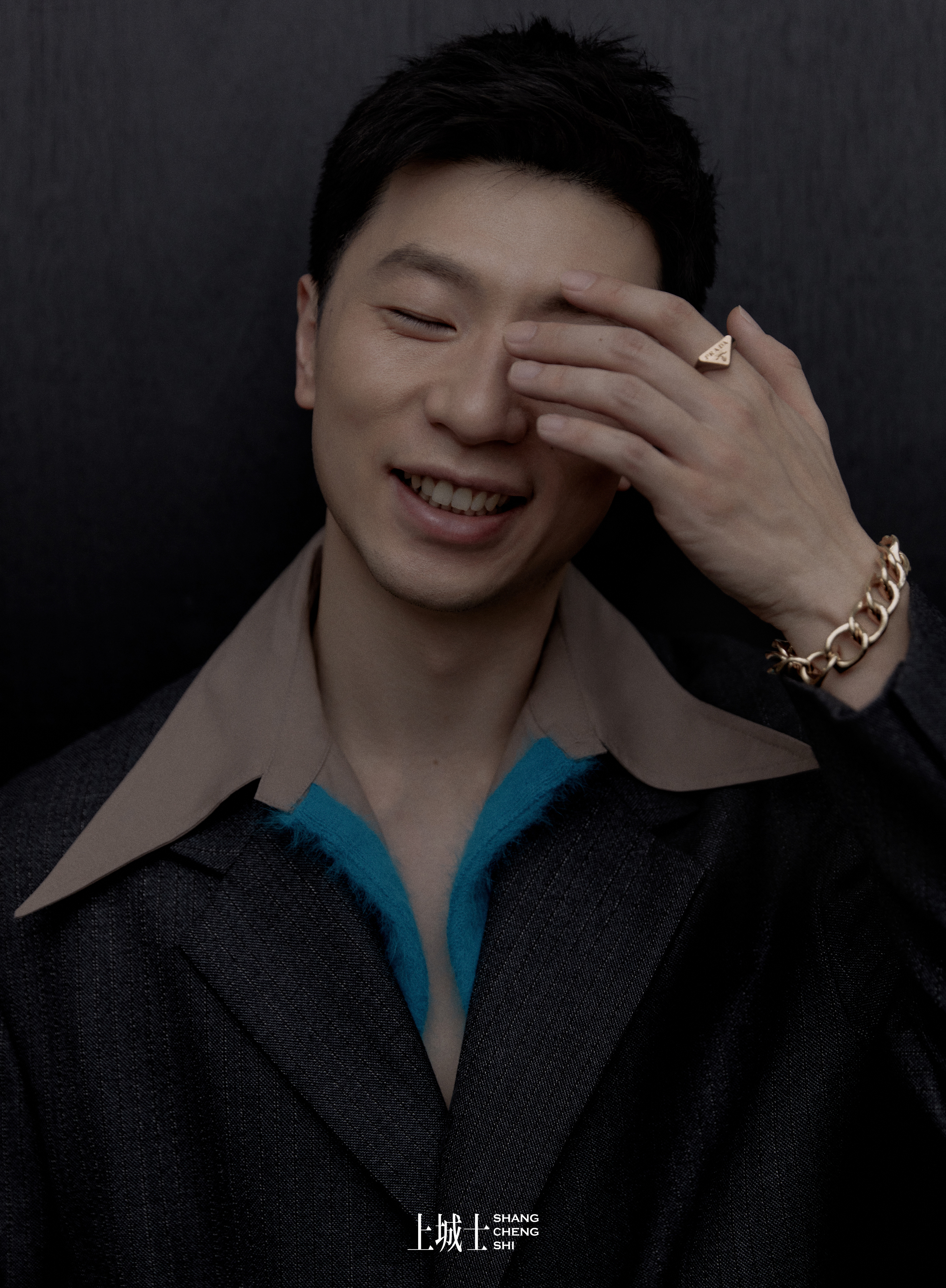 #马龙笑容太治愈了# 马龙登上《上城士》十一月刊封面，午后倾洒的阳光和马龙的笑容