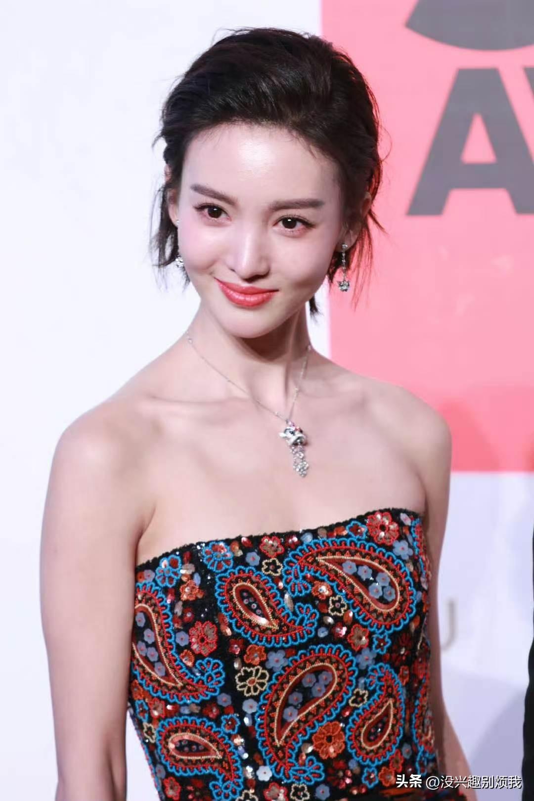 金晨16年红毯生图直拍，短发也这么美