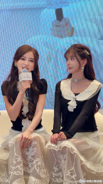 韩安冉angelababy同框韩安冉angelababy合照活动现场两大美女同框