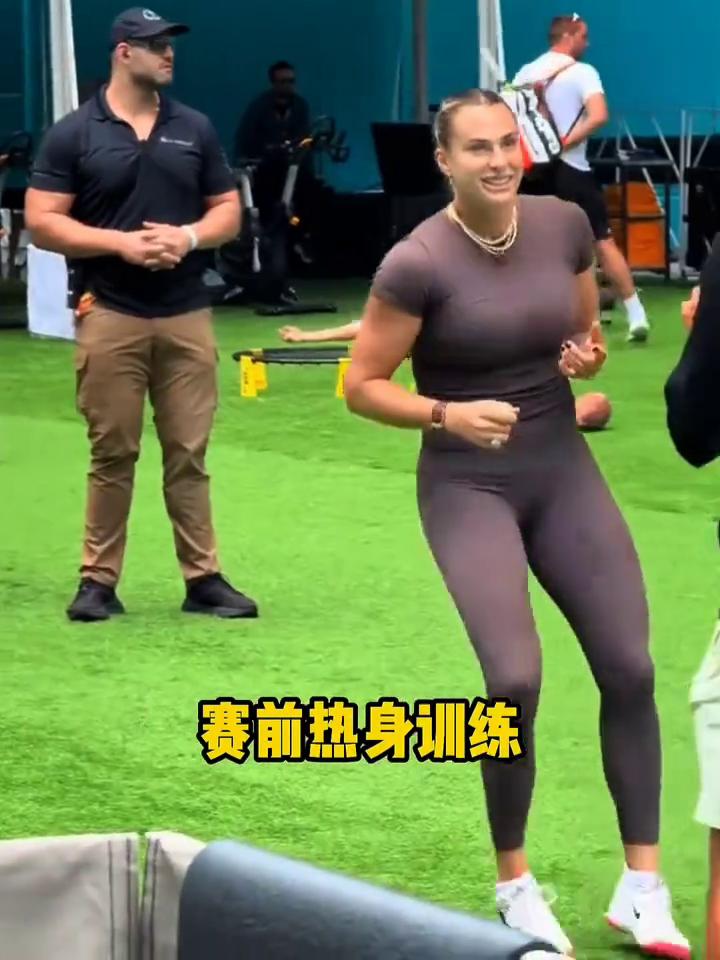 萨巴伦卡赛前热身备战迈阿密站，这大体格真是壮得跟头大牛一样。
萨巴伦卡备战迈阿密