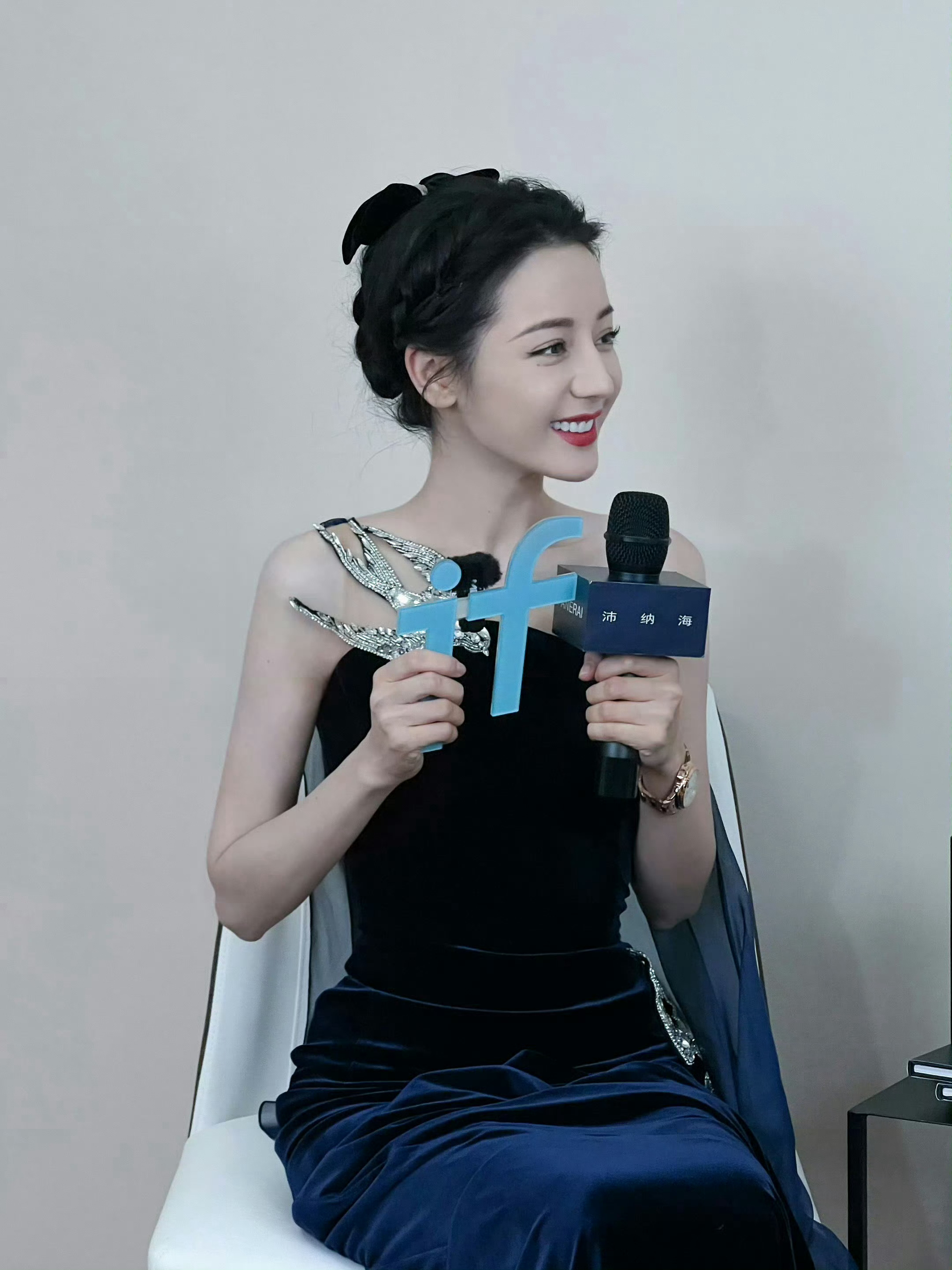 迪丽热巴路虎卫士全驭代言人迪丽热巴 dlrb 迪丽热巴 dlrb 热巴开卫士 你