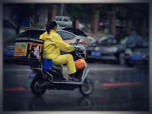 上海街头的外卖箱里装着续命药：她车轮上的每一公里都在与死神抢丈夫

凌晨四点的闵