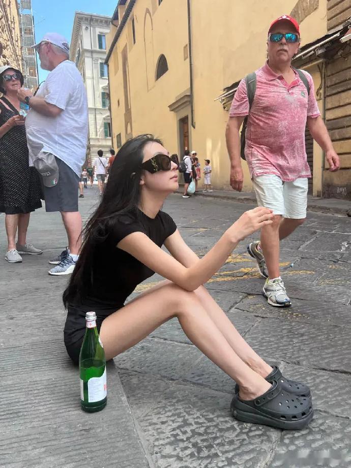 易梦玲这照片拍的好“做作，好刻意的“松弛感”…[喵喵] ​​​