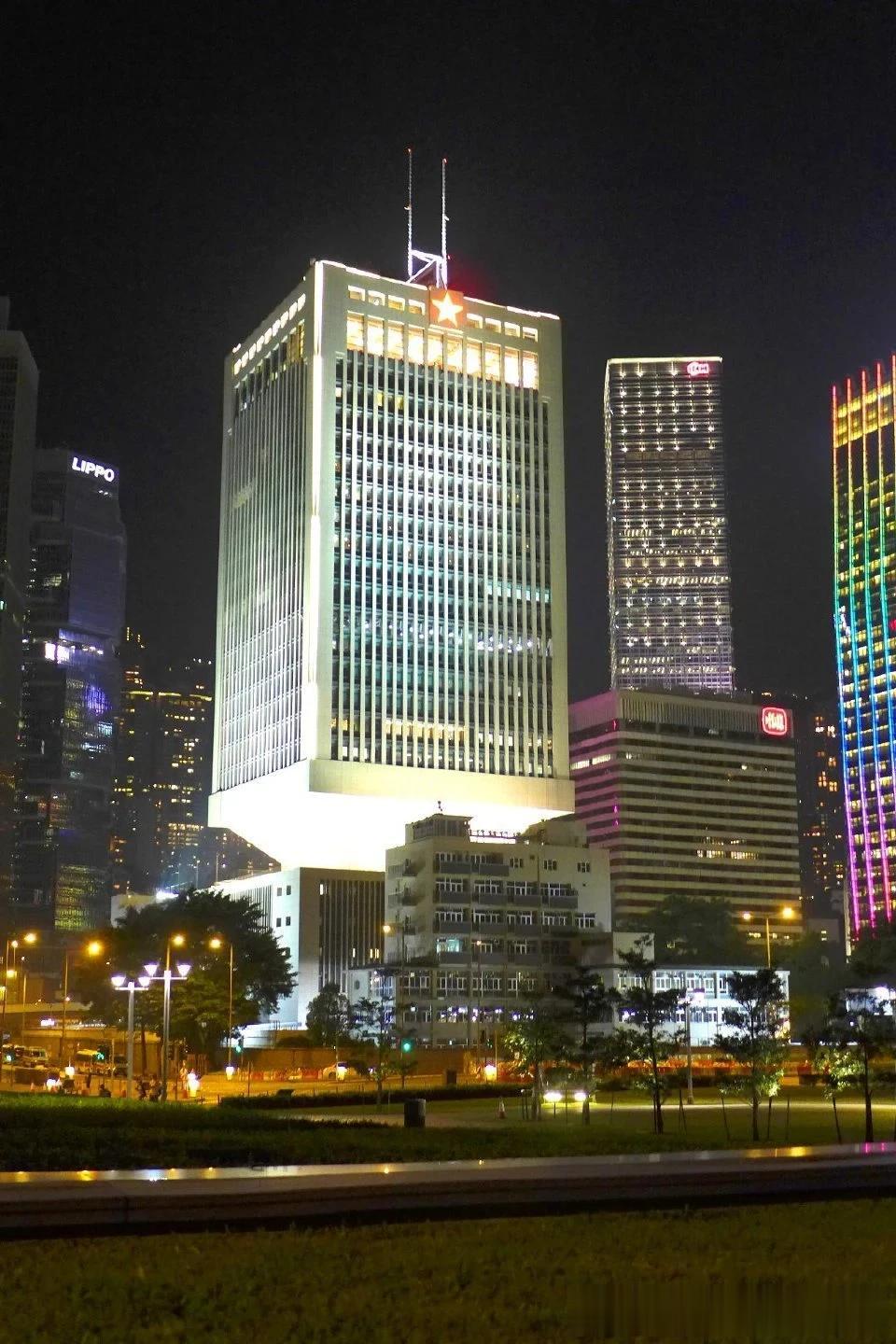 谍战
“1997年回归之际，驻港部队接收位于中环添马舰基地的威尔士亲王大厦时，赫