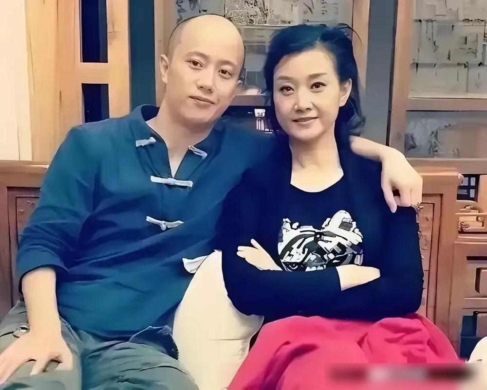 宋祖英和弟弟那张合照，你看了吗？都说丈夫罗浩看了都得甘拜下风，亲弟弟长得跟复制粘