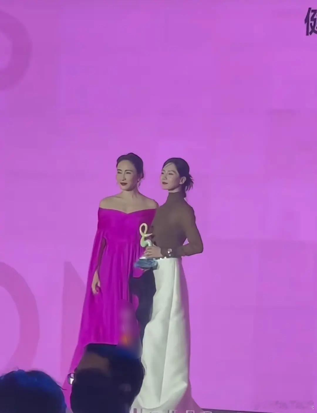 刘诗诗为了脖子长着挺的多少有点不至于了吧，看着怪奇怪的 ​​​