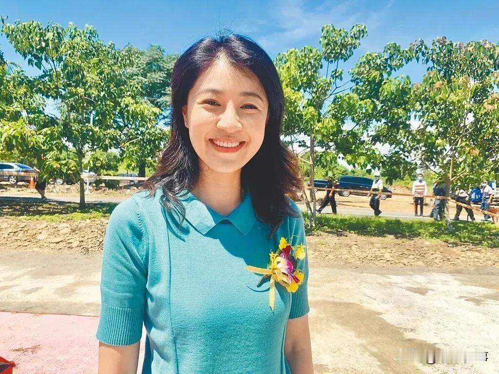 台湾政坛同名的两个许淑华，相同点都是闭月羞花之色，不同点是一蓝一绿，网友们能区分