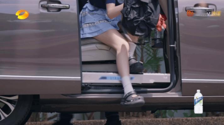 李艺彤马吟吟恋综女嘉宾出场 李艺彤马吟吟平时没少看恋综吧，这个出场太像恋综女嘉宾