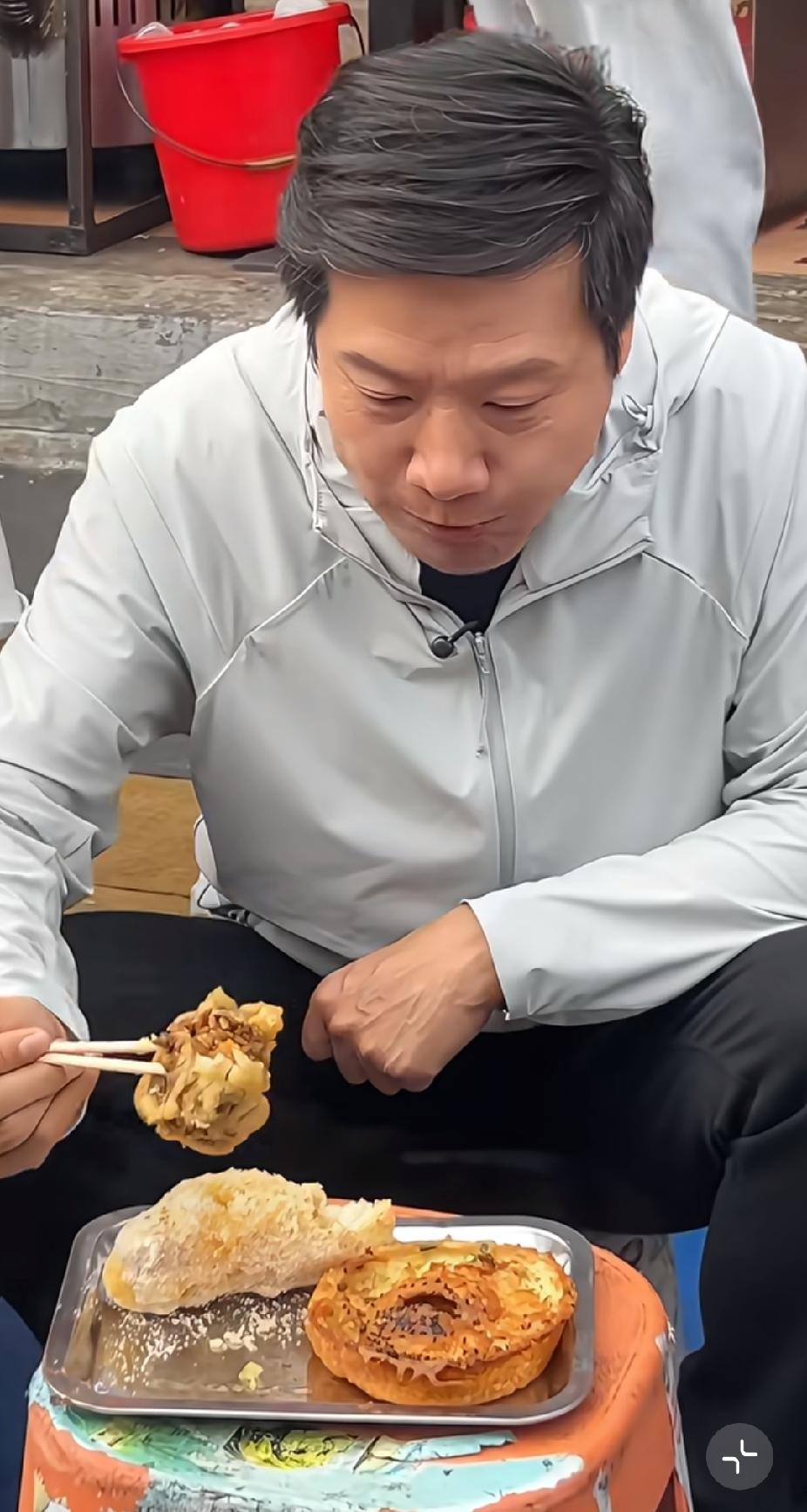 小米创始人雷军卸下老板光环，坐在街边小板凳上沉浸式吃武汉小吃。
不用专属包厢，没