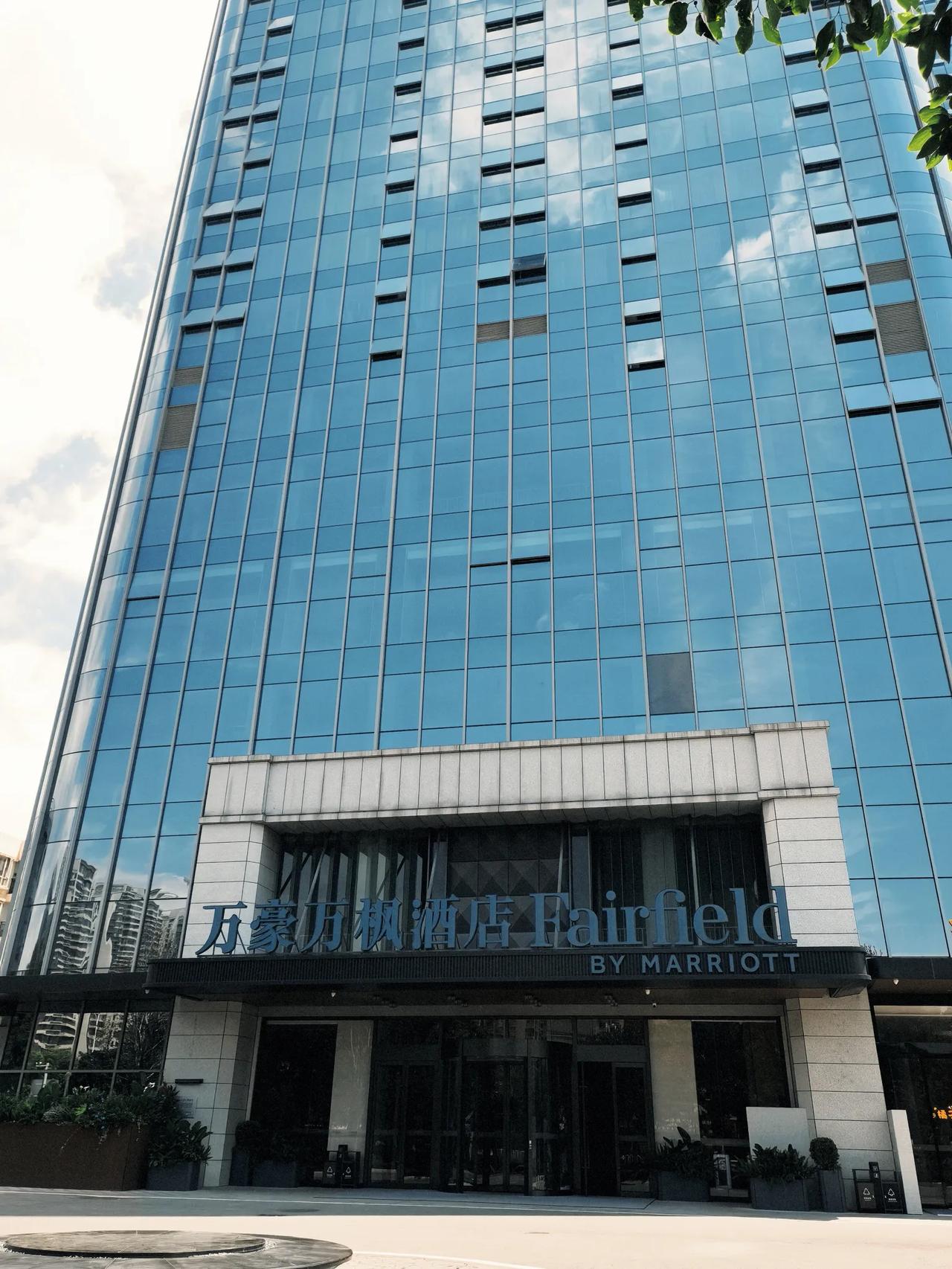 昆明第一家挂万豪酒店牌子的酒店，其实在新迎新城的写字楼里面也有一家万豪旗下的万怡