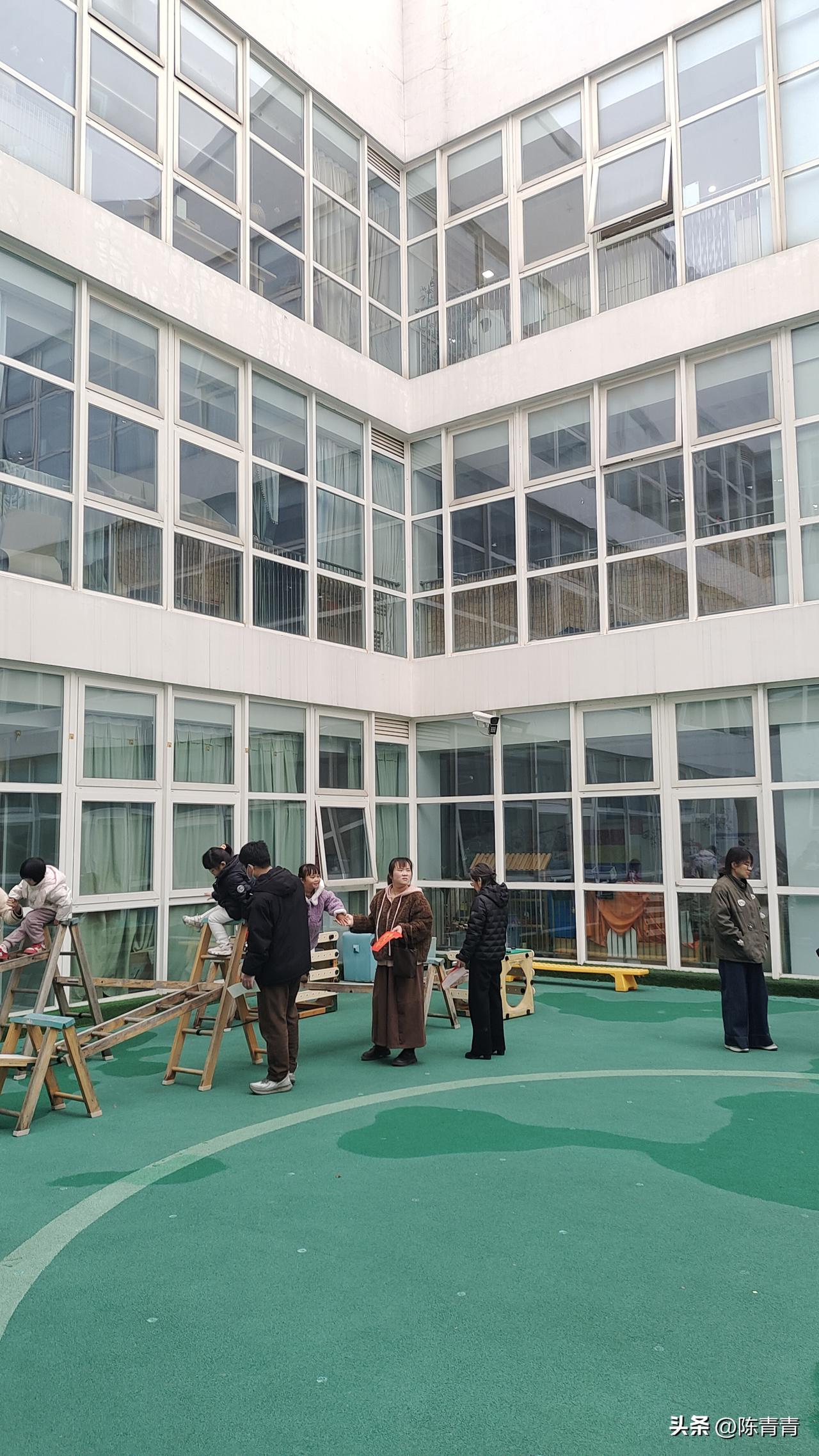 3月16日，星期天，有时有零星小雨。趁送小孩去幼儿园时，陪小孩在幼儿园玩会，小孩