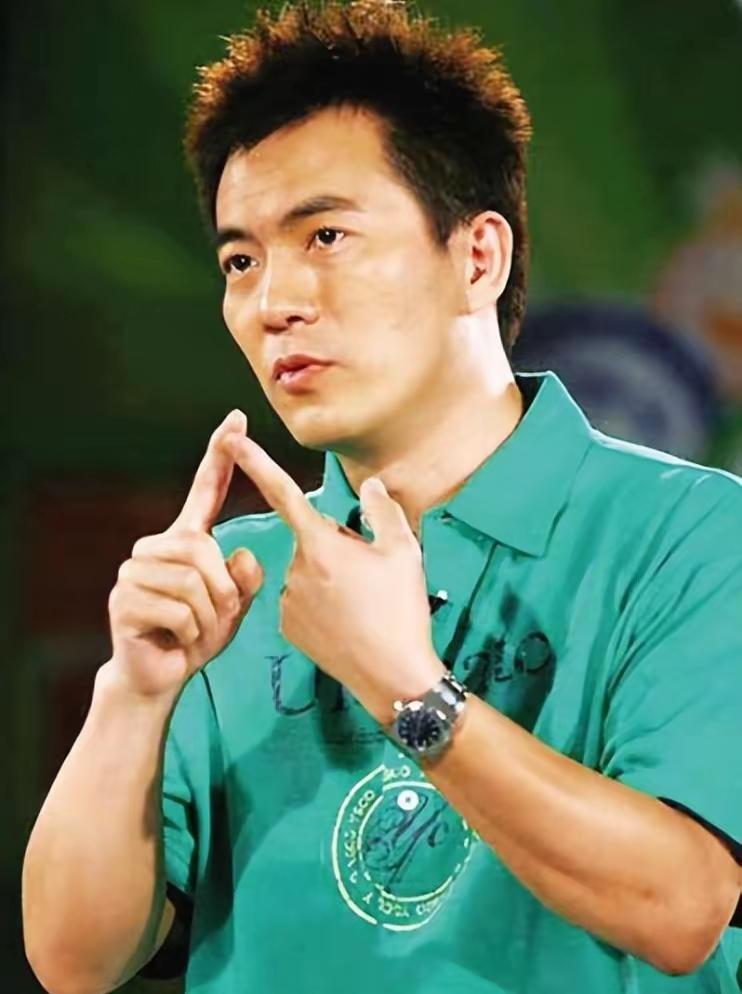 2006年，黄健翔在太太孙颖做完乳腺癌手术后立即提出离婚，孙颖泪流满面地质问：“