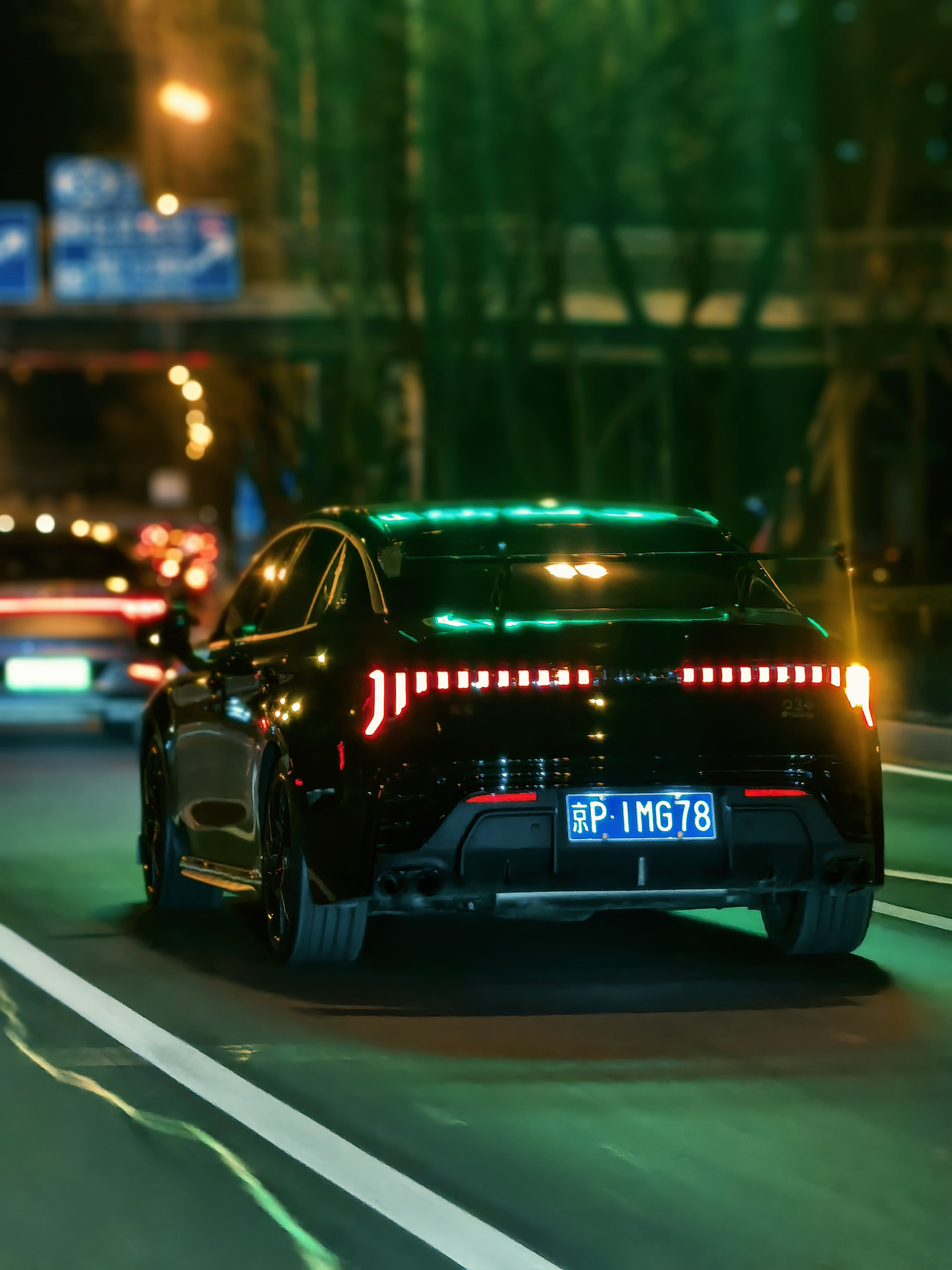 兄弟们来猜个车和型号，带大尾翼的你受得了么？ 第一个猜对🧧 