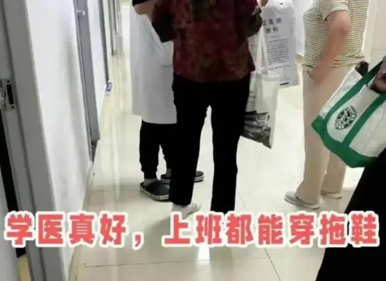 人家刚把人从鬼门关拉回来，鞋上还沾着血，蹲下来给小孩听个诊。你倒好，不谢也就罢了