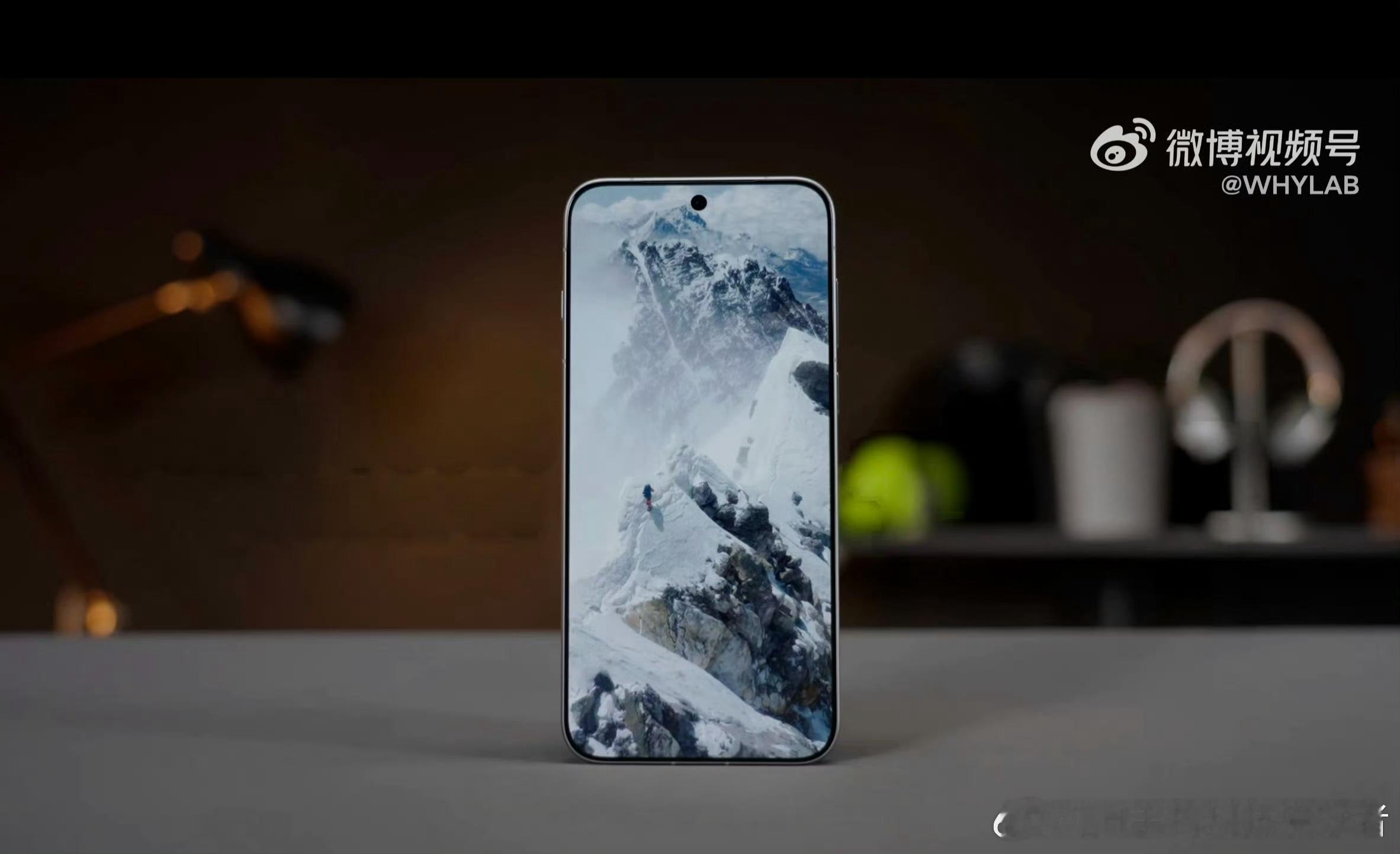 vivo X500 Pro Max正面曝光，四边等宽的设计。虽然谈不上最窄，但2