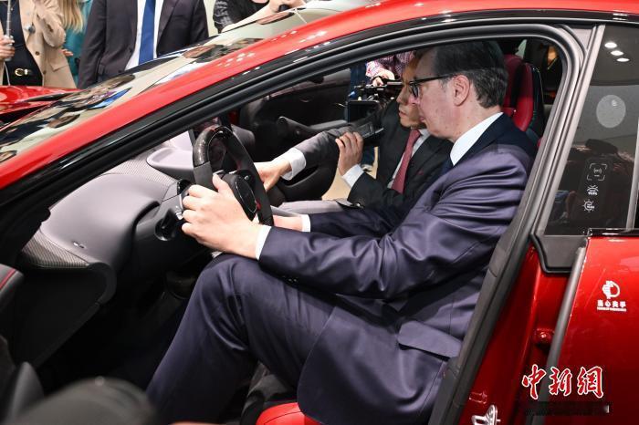 塞尔维亚总统武契奇这次访华全程接地气，逛完清华、党史馆，打卡小米汽车工厂直接被中