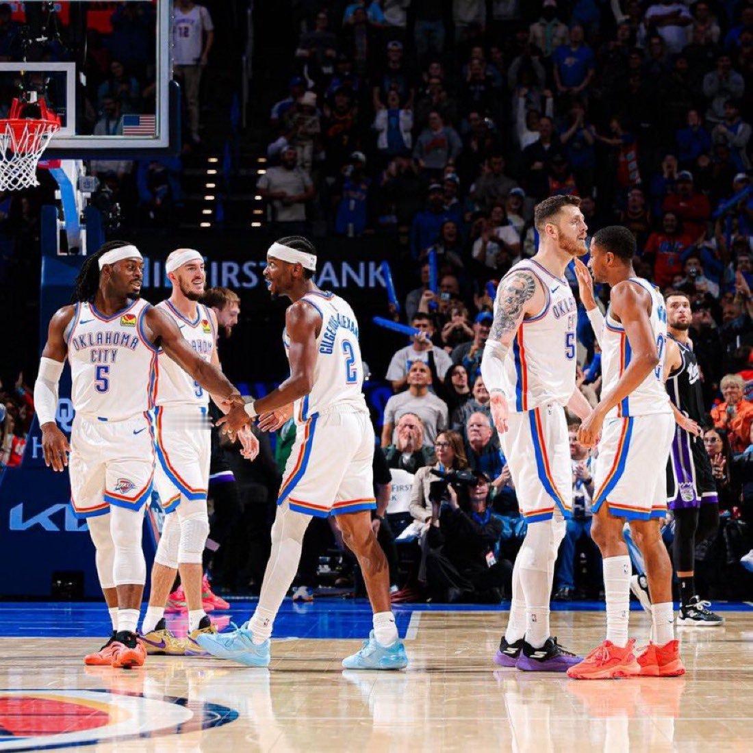 雷霆豪取13连胜，雷霆开赛季的战绩来到21胜1负，仅仅输了一场开拓者！雷霆豪取1