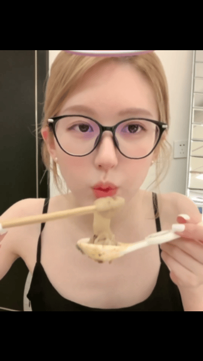 赵露思吃竹荪被烫到赵露思直播时不经意吃一口竹荪，一不小心被烫到，我能说这个图我反