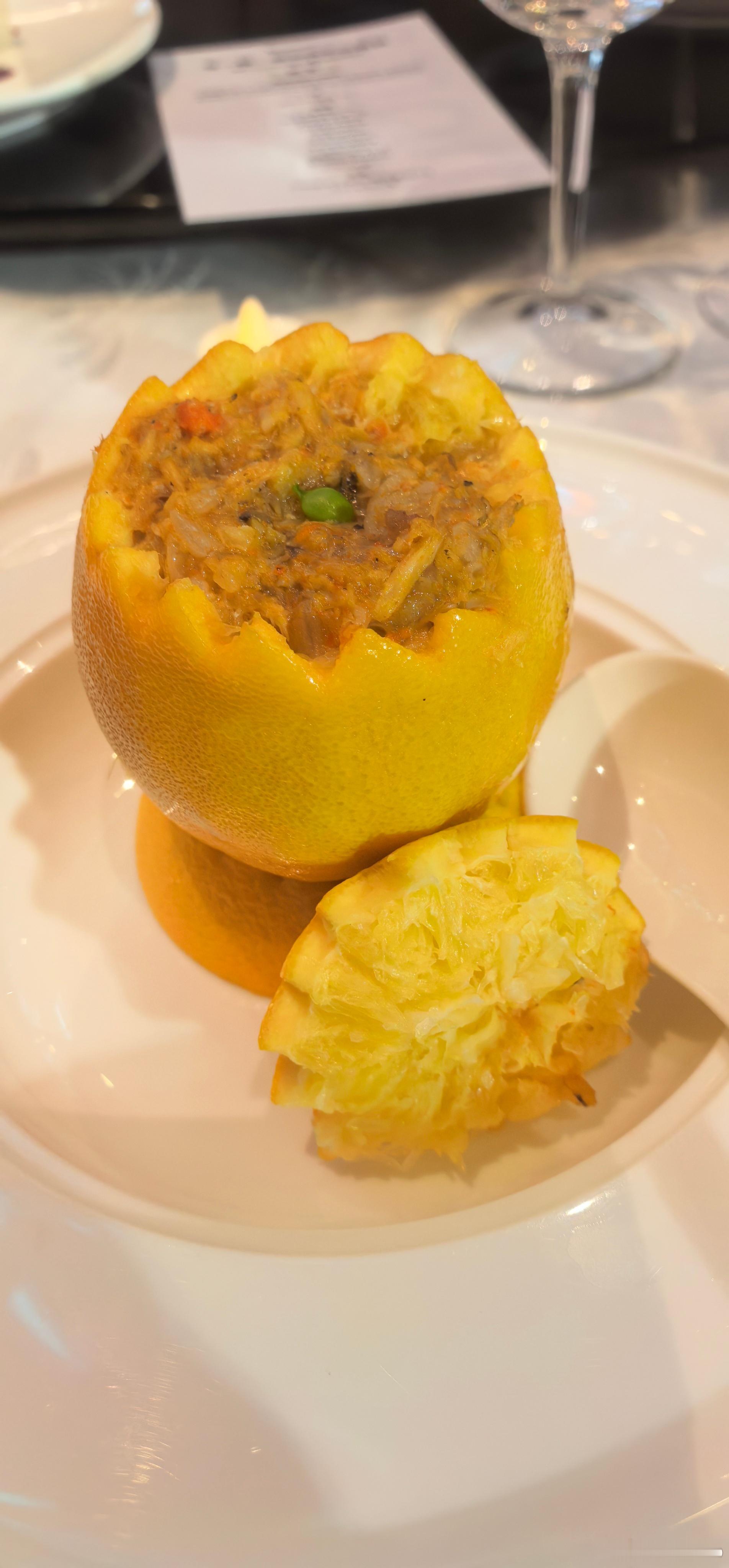 我还以为是小米面的碗里加了蟹黄，结果一看是个橘子。 ​​​