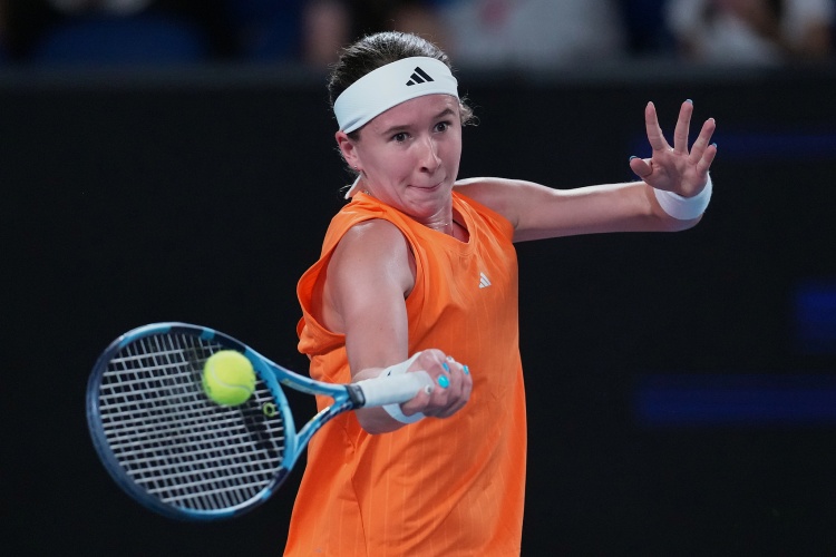 资格赛选手巴图科娃2-1卡萨金娜，晋级澳网女单次轮，将战本西奇