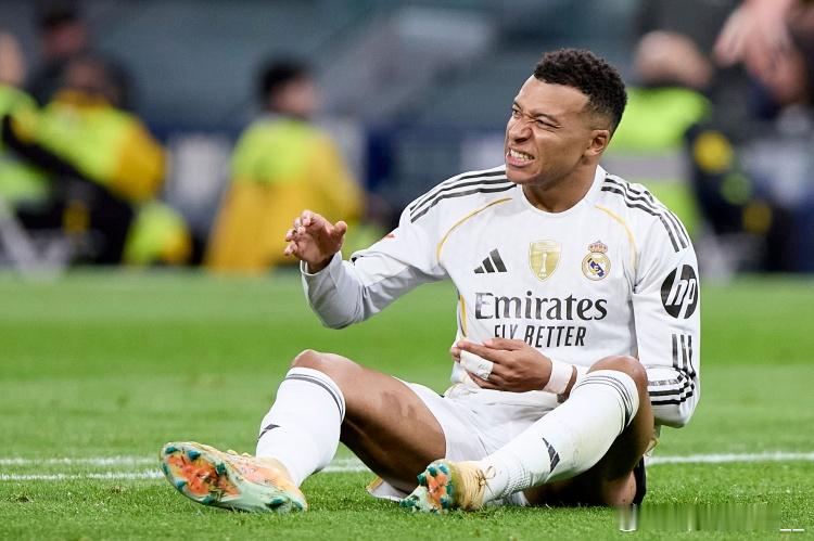 无缘见“新双骄”对决！姆巴佩的膝盖出现剧烈疼痛，极大可能无缘出战对阵曼城的比赛，