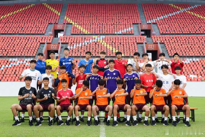 U17国足星夜抵达吉达 直通世界杯是唯一目标
经过约9个半小时的飞行，搭载着20