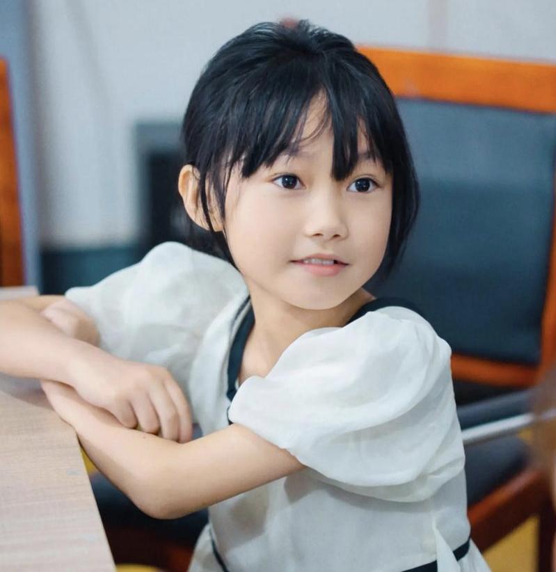 爸爸一抱就哭
得亏会说话，要不然真找不到原因
妈妈问怎么了，孩子一个劲地说：扎脚