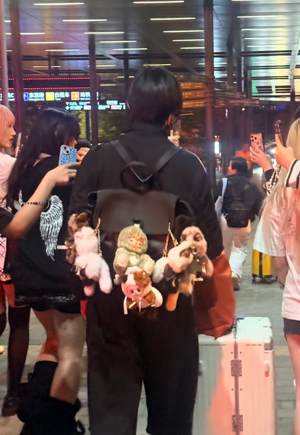 真被我说中了 陈奕恒包上的labubu快和sakuya的包挂并驾齐驱咯～哎 好可
