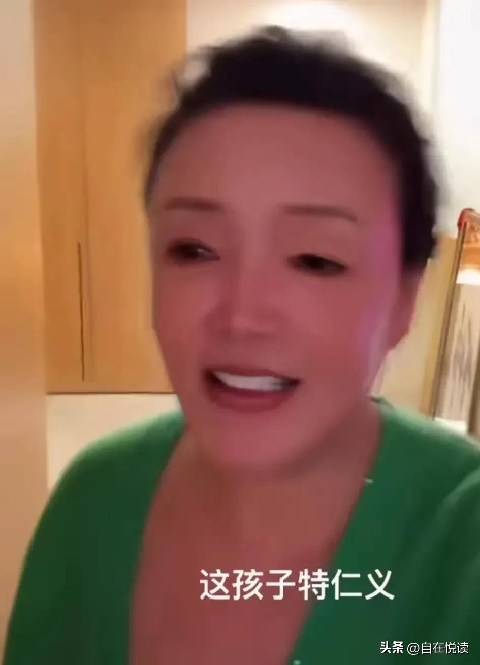 注意看，此刻
战兰应该在小箖箖的房间

她说小箖箖很仗义
还给她建议直播时间
