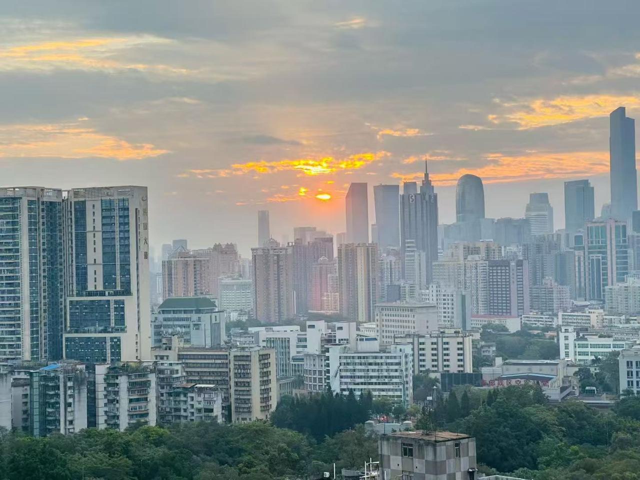 昨天嫂子跟我吐槽，说她都40岁了，现在单位突然要求强制性交社保，心里别提多纠结了