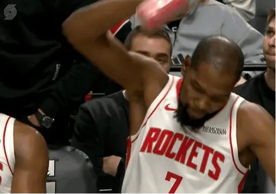 杜兰特真的挺尴尬的，上赛季他在太阳，太阳战绩西部第11，火箭战绩西部第2。这赛季