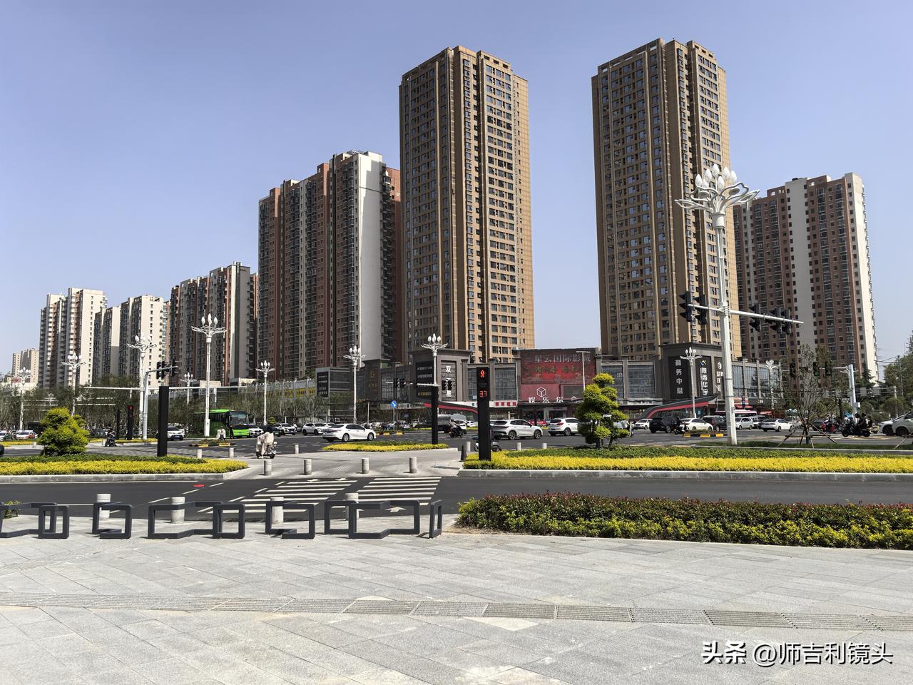 当时小编正盯着车外拥堵的道路，道路上的施工人员，在想这条路什么时候能修好？这时车