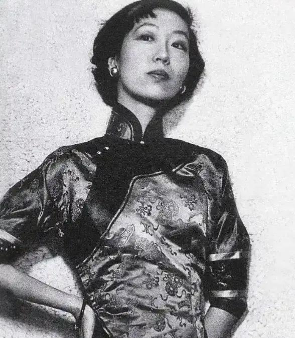 1938年，上海麦根路。一个40岁的男人，趁老婆出门，摸进18岁女儿的卧室，手抖