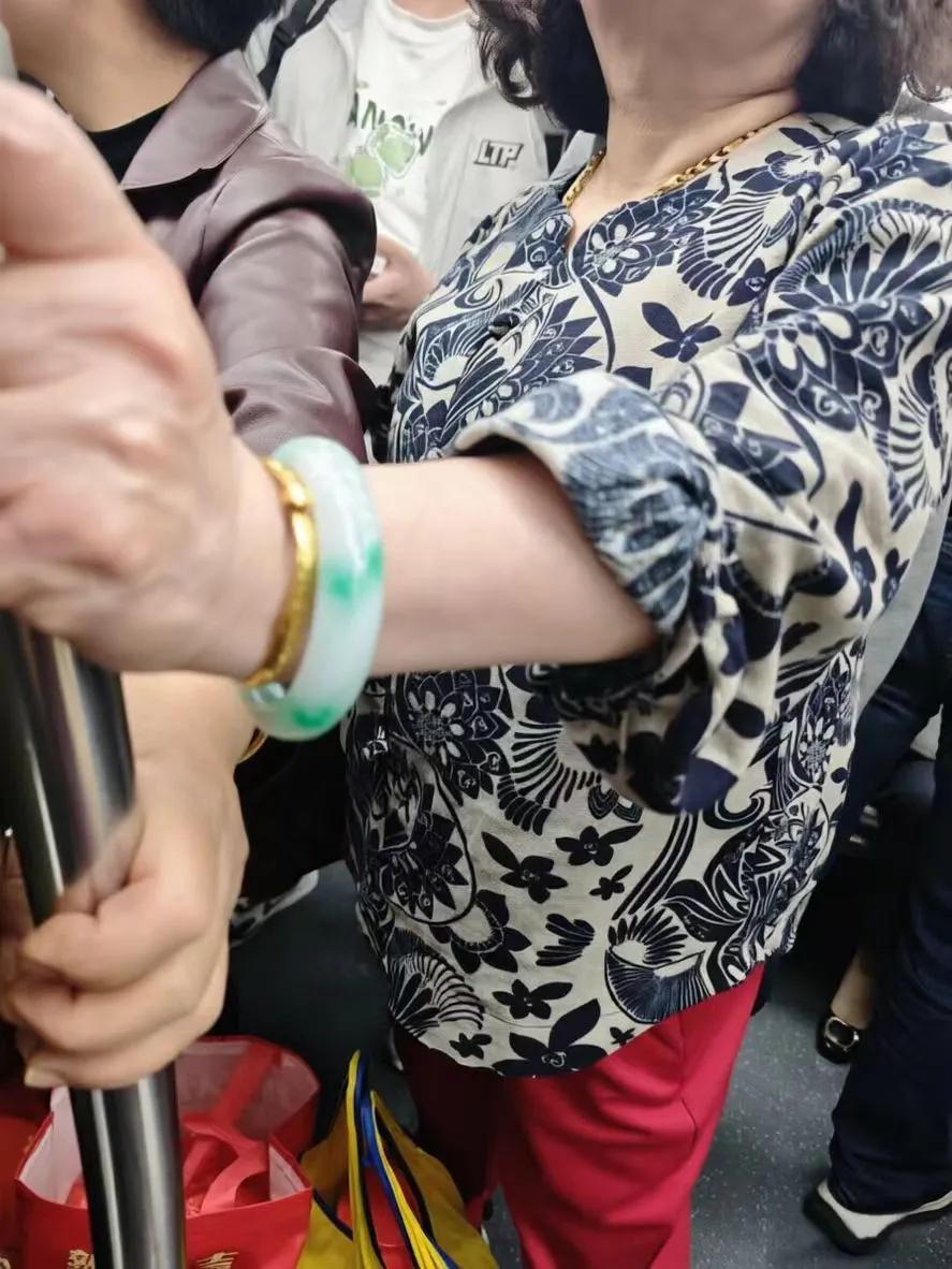 戴30W，挤地铁，算工伤还是资产转移？ 
可惜了！终究是错付了。大姐的这套“不动